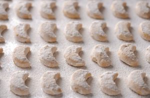 pemilik usaha kue UMKM di bulan ramadhan