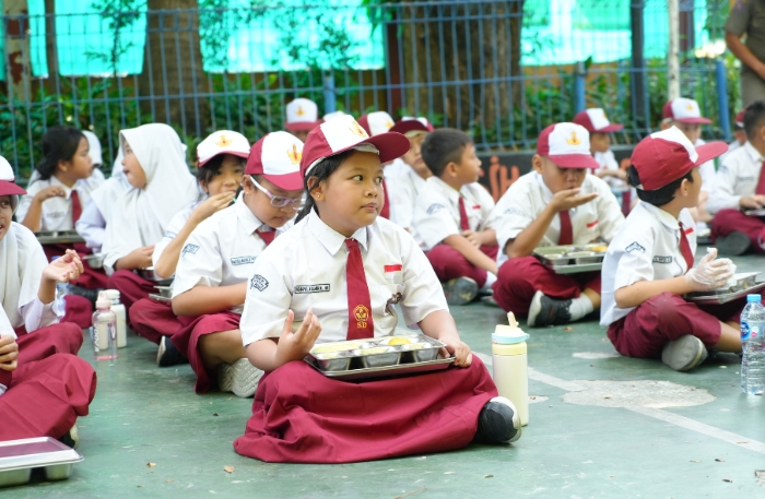 mbg sppg bgn anak makan menggunakan ompreng