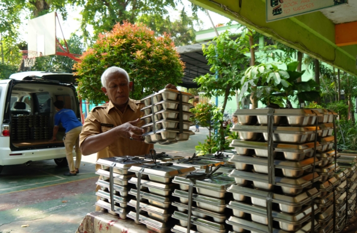 mbg sppg bgn pembagian ompreng oleh petugas