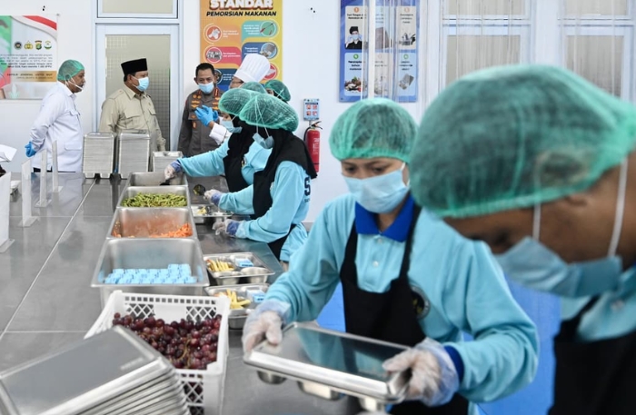 pembagian makan pada ompreng mbg sppg bgn